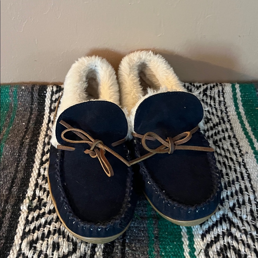 Minnetonka Navy and Tan women’s  Slippers size 8